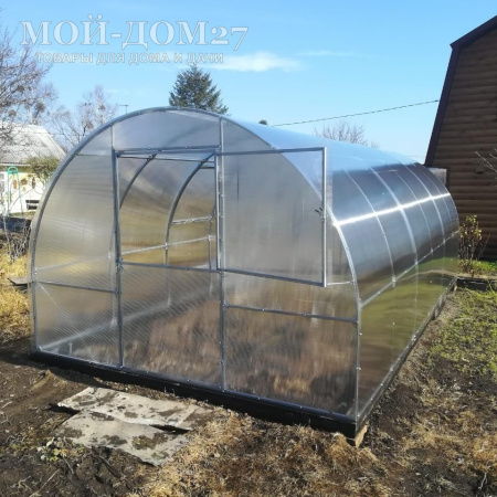 Теплица Сибирская Усиленная 6 метров с поликарбонатом | Мой-Дом27 | Каркас изготовлен из оцинкованной замкнутой трубы 20*20 мм.<br>
 Ширина - 3&nbsp;метра. Высота - 2,1 метра. Длина 6&nbsp;метров.&nbsp;<br>
 Выдерживаемая снеговая нагрузка - 100 кг/м2. Выдерживаемая ветровая нагрузка - до 15 м/с.<br>
 Расстояние между дугами 1 метр.&nbsp;<b>Толщина металла дуг 1,2 мм</b>.&nbsp;Ширина двери 0,96 метра.<br>